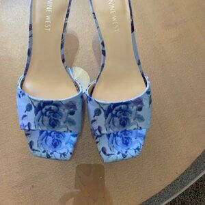 BLUE FLORAL MULES WITH PRINCESS HEEL